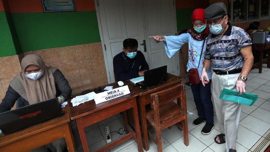 Sejumlah lansia mengantri untuk penyuntikan vaksin covid-19 di SDN 17 Pagi, Kebayoran Lama, Jakarta, Selasa (30/3/2021). Pemerintah kota DKI Jakarta Selatan menjemput warga (lansia) untuk mempercepat vaksinasi Covid-19. (CNBC Indonesia/Tri Susilo)