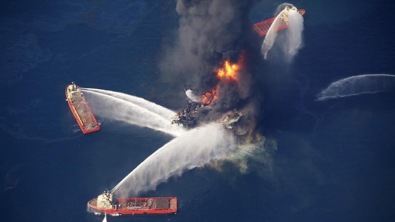 Smoke pours from the remains of the Piper Alpha Oil platform in the North Sea off the coast of Scotland, Friday July 8, 1988. 160 oil rig workers were killed Wednesday night when a massive explosion and fire ripped through the platform. (AP Photo/Dave Cauklin)
