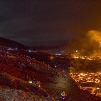 Wisata Gila di Islandia, Melihat Aliran Lava Gunung Api