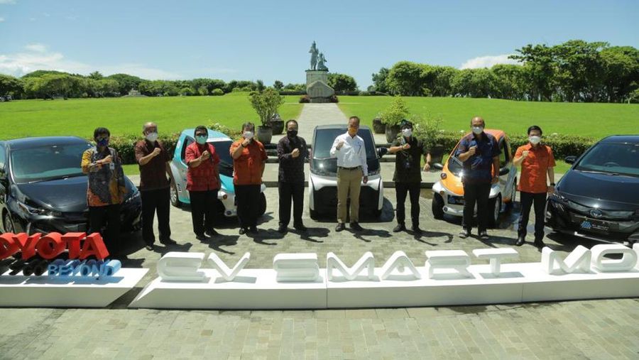 Astra dan prinsipal mendukung peluncuran project EV Smart Mobility di Nusa Dua, Bali, pada hari ini (31/3). Hadi Menteri Perindustrian Republik Indonesia Agus Gumiwang Kartasasmita (keempat kanan), Menteri Pariwisata dan Ekonomi Kreatif Republik Indonesia Sandiaga Salahuddin Uno  (ketiga kanan), Wakil Gubernur Bali Tjokorda Oka Artha Ardana Sukawati (tengah), President Director PT Toyota-Astra Motor Susumu Matsuda (keempat kiri), Direktur PT Astra International Tbk dan Wakil Presiden Direktur PT Toyota-Astra Motor Henry Tanoto (ujung kanan).