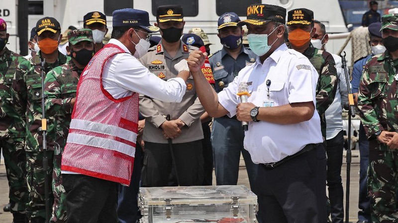 Menteri Perhubungan Budi Karya Sumadi didampingi Ketua KNKT Soerjanto Tjahjono dan sejumlah pejabat  menyampaikan press statement tentang penemuan Cockpit Voice Recorder atau CVR pesawat Sriwijaya Air SJ-182. (CNBC Indonesia/Emir)