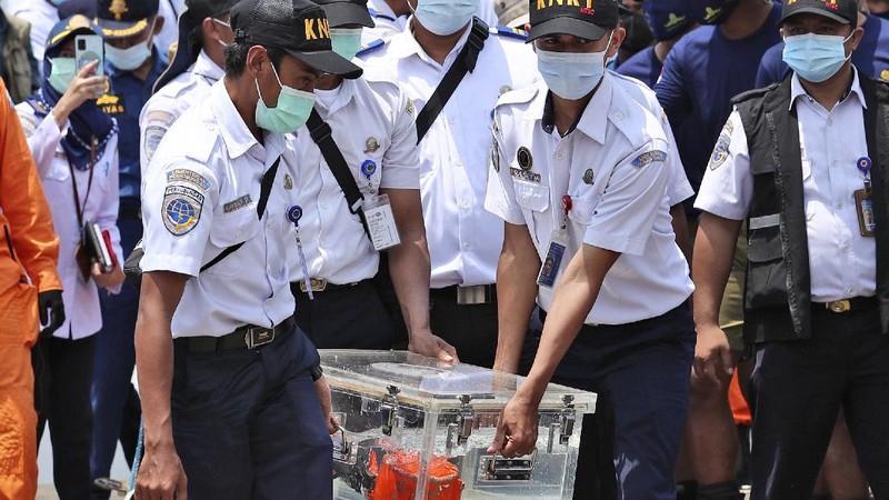 Menteri Perhubungan Budi Karya Sumadi didampingi Ketua KNKT Soerjanto Tjahjono dan sejumlah pejabat  menyampaikan press statement tentang penemuan Cockpit Voice Recorder atau CVR pesawat Sriwijaya Air SJ-182. (CNBC Indonesia/Emir)