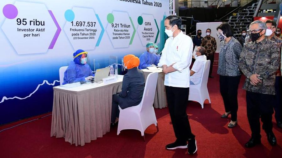 Jokowi Tinjau Vaksinasi Perbankan (Foto: Muchlis Jr - Biro Pers Sekretariat Presiden)