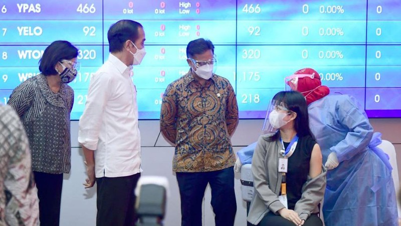 Jokowi Tinjau Vaksinasi Perbankan (Foto: Muchlis Jr - Biro Pers Sekretariat Presiden)