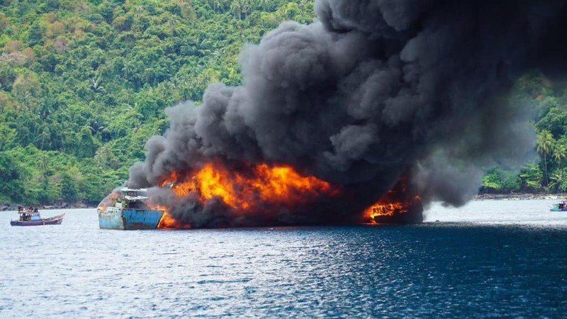 Pemerintah Republik Indonesia konsisten menyampaikan pesan tegas kepada para pelaku illegal fishing di laut Indonesia. Kementerian Kelautan dan Perikanan (KKP) dan Kejaksaaan Republik Indonesia melaksanakan penenggelaman 10 kapal illegal fishing di perairan Laut Natuna Utara pada Rabu (31/3/2021).