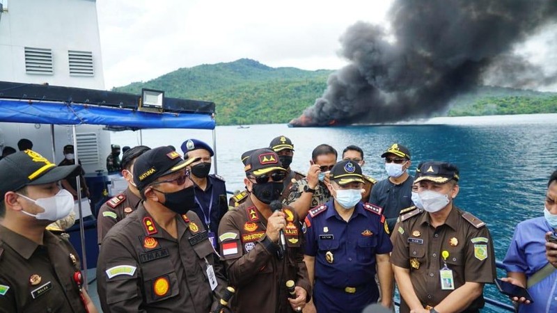 Pemerintah Republik Indonesia konsisten menyampaikan pesan tegas kepada para pelaku illegal fishing di laut Indonesia. Kementerian Kelautan dan Perikanan (KKP) dan Kejaksaaan Republik Indonesia melaksanakan penenggelaman 10 kapal illegal fishing di perairan Laut Natuna Utara pada Rabu (31/3/2021).
