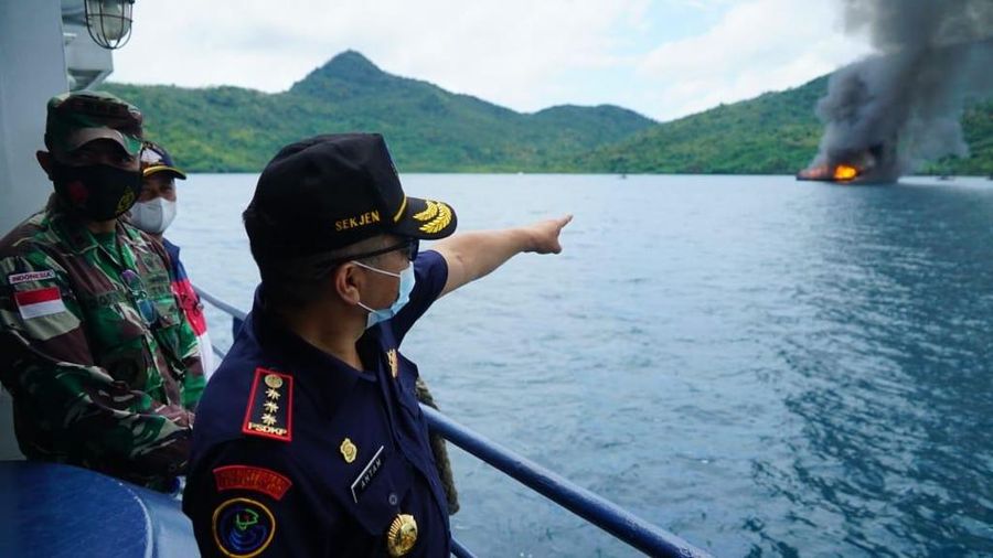 Pemerintah Republik Indonesia konsisten menyampaikan pesan tegas kepada para pelaku illegal fishing di laut Indonesia. Kementerian Kelautan dan Perikanan (KKP) dan Kejaksaaan Republik Indonesia melaksanakan penenggelaman 10 kapal illegal fishing di perairan Laut Natuna Utara pada Rabu (31/3/2021).