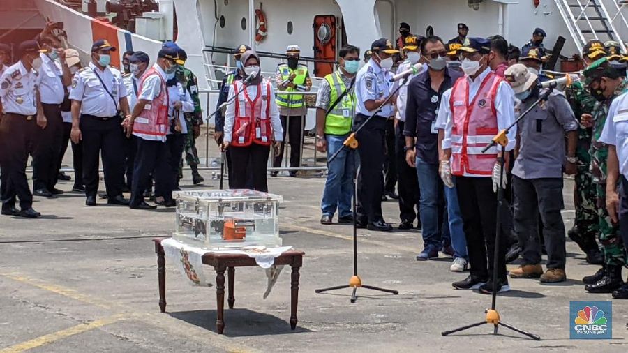 Menteri Perhubungan Budi Karya Sumadi didampingi Ketua KNKT Soerjanto Tjahjono dan sejumlah pejabat  menyampaikan press statement tentang penemuan Cockpit Voice Recorder atau CVR pesawat Sriwijaya Air SJ-182. (վ/Emir)