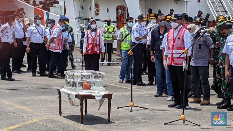 Menteri Perhubungan Budi Karya Sumadi didampingi Ketua KNKT Soerjanto Tjahjono dan sejumlah pejabat  menyampaikan press statement tentang penemuan Cockpit Voice Recorder atau CVR pesawat Sriwijaya Air SJ-182. (CNBC Indonesia/Emir)