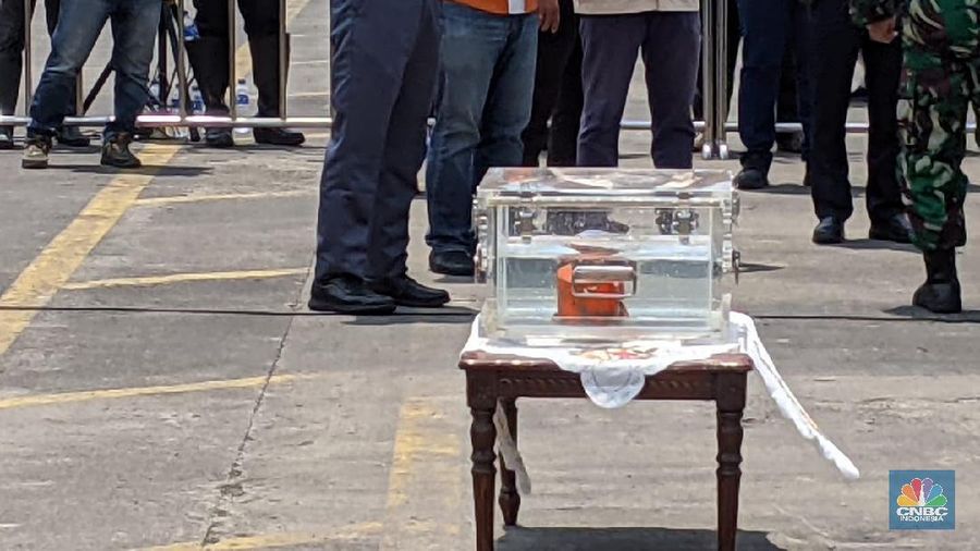 Menteri Perhubungan Budi Karya Sumadi didampingi Ketua KNKT Soerjanto Tjahjono dan sejumlah pejabat  menyampaikan press statement tentang penemuan Cockpit Voice Recorder atau CVR pesawat Sriwijaya Air SJ-182. (CNBC Indonesia/Emir)