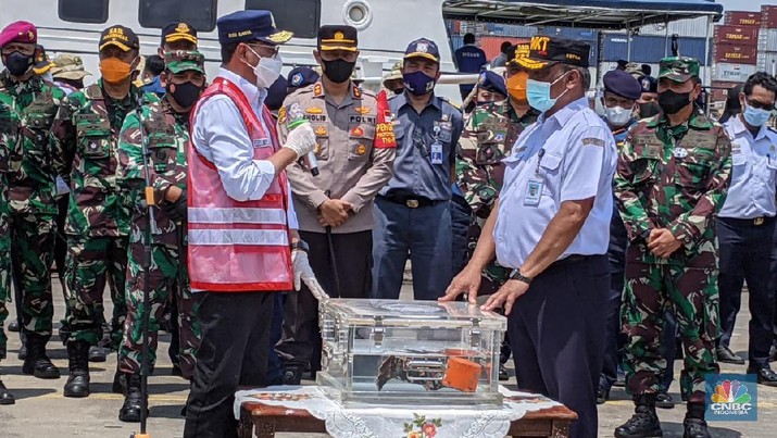 Menteri Perhubungan Budi Karya Sumadi didampingi Ketua KNKT Soerjanto Tjahjono dan sejumlah pejabat menyampaikan press statement tentang penemuan Cockpit Voice Recorder atau CVR pesawat Sriwijaya Air SJ-182. (CNBC Indonesia/Emir) Menteri Perhubungan Budi Karya Sumadi didampingi Ketua KNKT Soerjanto Tjahjono dan sejumlah pejabat menyampaikan press statement tentang penemuan Cockpit Voice Recorder atau CVR pesawat Sriwijaya Air SJ-182. (CNBC Indonesia/Emir)