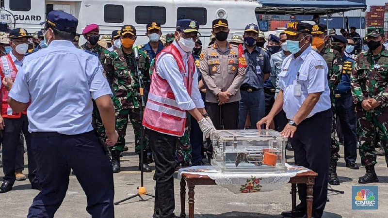 Menteri Perhubungan Budi Karya Sumadi didampingi Ketua KNKT Soerjanto Tjahjono dan sejumlah pejabat  menyampaikan press statement tentang penemuan Cockpit Voice Recorder atau CVR pesawat Sriwijaya Air SJ-182. (CNBC Indonesia/Emir)