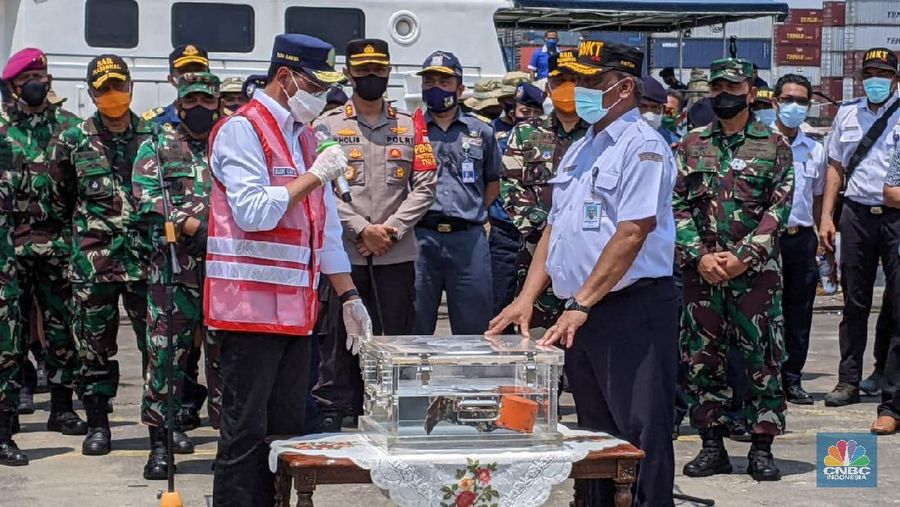 Menteri Perhubungan Budi Karya Sumadi didampingi Ketua KNKT Soerjanto Tjahjono dan sejumlah pejabat  menyampaikan press statement tentang penemuan Cockpit Voice Recorder atau CVR pesawat Sriwijaya Air SJ-182. (CNBC Indonesia/Emir)