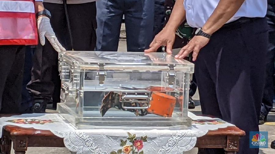 Menteri Perhubungan Budi Karya Sumadi didampingi Ketua KNKT Soerjanto Tjahjono dan sejumlah pejabat menyampaikan press statement tentang penemuan Cockpit Voice Recorder atau CVR pesawat Sriwijaya Air SJ-182. (²©²ÊÍøÕ¾/Emir)