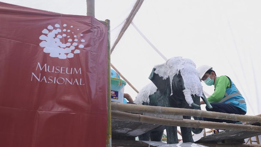 Pekerja melakukan konservasi koleksi patung gajah di Museum Nasional, Jakarta (31/3/2021). Kegiatan ini dilakukan untuk memastikan koleksi terawat dan terjaga nilai/value-nya, dan tentunya untuk menghindari perusakan koleksi dikemudian hari.  (CNBC Indonesia/Tri Susilo)
