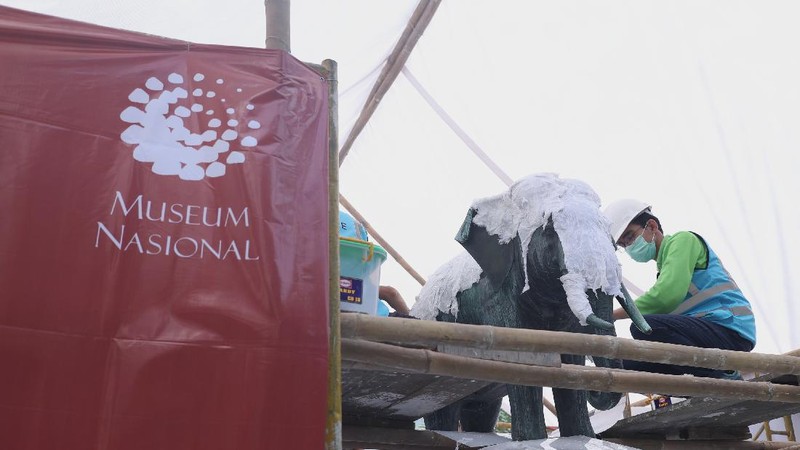 Pekerja melakukan konservasi koleksi patung gajah di Museum Nasional, Jakarta (31/3/2021). Kegiatan ini dilakukan untuk memastikan koleksi terawat dan terjaga nilai/value-nya, dan tentunya untuk menghindari perusakan koleksi dikemudian hari.  (CNBC Indonesia/Tri Susilo)