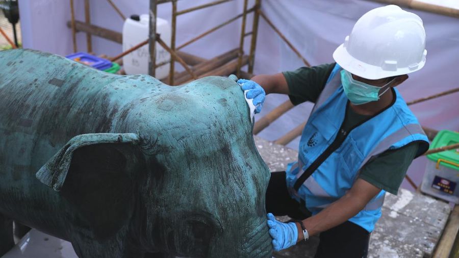 Pekerja melakukan konservasi koleksi patung gajah di Museum Nasional, Jakarta (31/3/2021). Kegiatan ini dilakukan untuk memastikan koleksi terawat dan terjaga nilai/value-nya, dan tentunya untuk menghindari perusakan koleksi dikemudian hari.  (CNBC Indonesia/Tri Susilo)