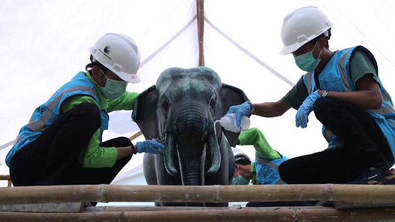 Pekerja melakukan konservasi koleksi patung gajah di Museum Nasional, Jakarta (31/3/2021). Kegiatan ini dilakukan untuk memastikan koleksi terawat dan terjaga nilai/value-nya, dan tentunya untuk menghindari perusakan koleksi dikemudian hari.  (CNBC Indonesia/Tri Susilo)