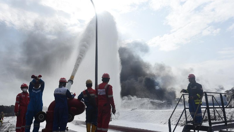 Petugas pemadam kebakaran memadamkan tangki minyak Balongan, Indramayu (Pertamina)