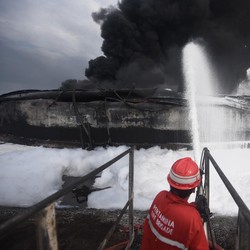 Tangki Minyak PetroChina di Jambi Terbakar, 3 Orang Luka-luka