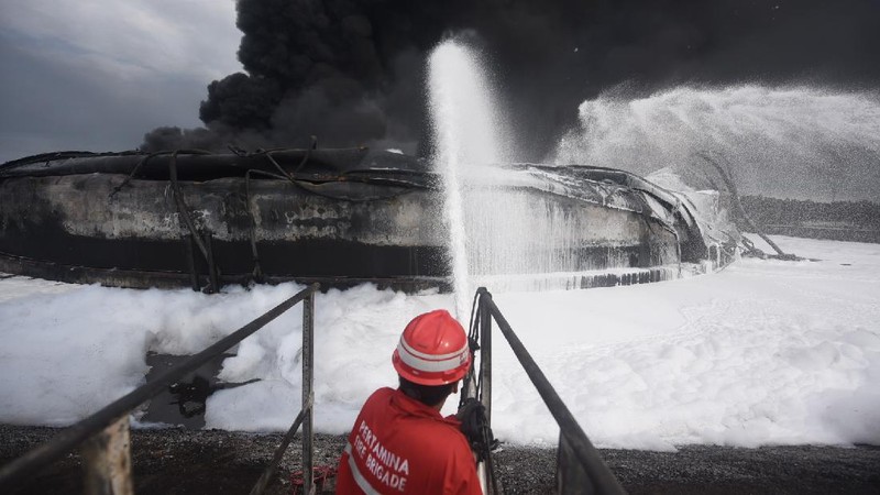 Petugas pemadam kebakaran memadamkan tangki minyak Balongan, Indramayu (Pertamina)
