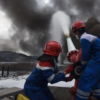 Penampakan Fire Fighter Padamkan Kilang Minyak Balongan