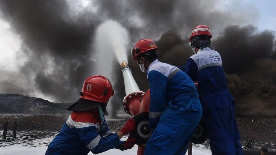 Petugas pemadam kebakaran memadamkan tangki minyak Balongan, Indramayu (Pertamina)