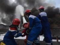 Penampakan Fire Fighter Padamkan Kilang Minyak Balongan