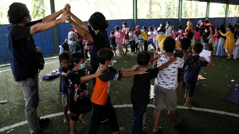 Sejumlah anak pengungsi dari kebakaran kilang Pertamina Balongan Indramayu mewarnai saat berada di tempat pengungsian di Lapangan Futsal GOR Bumi Patra, Indramayu, Jawa Barat, Rabu (31/3/2021). Kegiatan  mewarnai tersebut menjadi salah satu upaya penyembuhan trauma (trauma healing) yang diberikan oleh para relawan agar sejumlah anak-anak tetap ceria saat berada di lokasi pengungsian. (CNBC Indonesia/Andrean Kristianto)