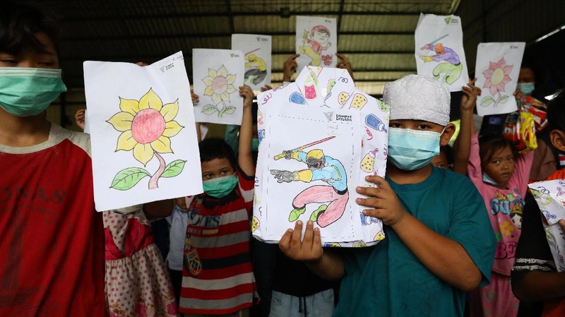 Sejumlah anak pengungsi dari kebakaran kilang Pertamina Balongan Indramayu mewarnai saat berada di tempat pengungsian di Lapangan Futsal GOR Bumi Patra, Indramayu, Jawa Barat, Rabu (31/3/2021). Kegiatan  mewarnai tersebut menjadi salah satu upaya penyembuhan trauma (trauma healing) yang diberikan oleh para relawan agar sejumlah anak-anak tetap ceria saat berada di lokasi pengungsian. (CNBC Indonesia/Andrean Kristianto)