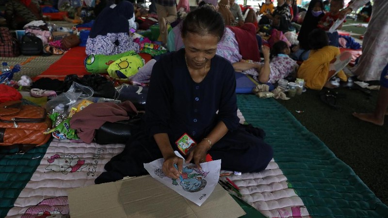 Sejumlah anak pengungsi dari kebakaran kilang Pertamina Balongan Indramayu mewarnai saat berada di tempat pengungsian di Lapangan Futsal GOR Bumi Patra, Indramayu, Jawa Barat, Rabu (31/3/2021). Kegiatan  mewarnai tersebut menjadi salah satu upaya penyembuhan trauma (trauma healing) yang diberikan oleh para relawan agar sejumlah anak-anak tetap ceria saat berada di lokasi pengungsian. (CNBC Indonesia/Andrean Kristianto)