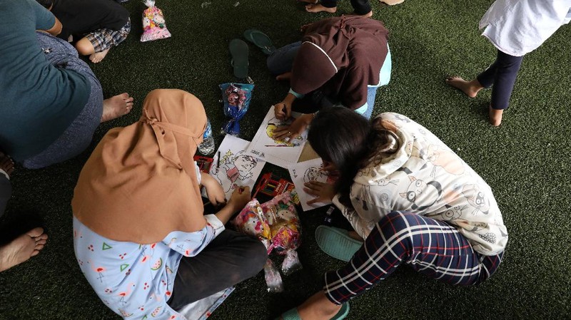 Sejumlah anak pengungsi dari kebakaran kilang Pertamina Balongan Indramayu mewarnai saat berada di tempat pengungsian di Lapangan Futsal GOR Bumi Patra, Indramayu, Jawa Barat, Rabu (31/3/2021). Kegiatan  mewarnai tersebut menjadi salah satu upaya penyembuhan trauma (trauma healing) yang diberikan oleh para relawan agar sejumlah anak-anak tetap ceria saat berada di lokasi pengungsian. (CNBC Indonesia/Andrean Kristianto)