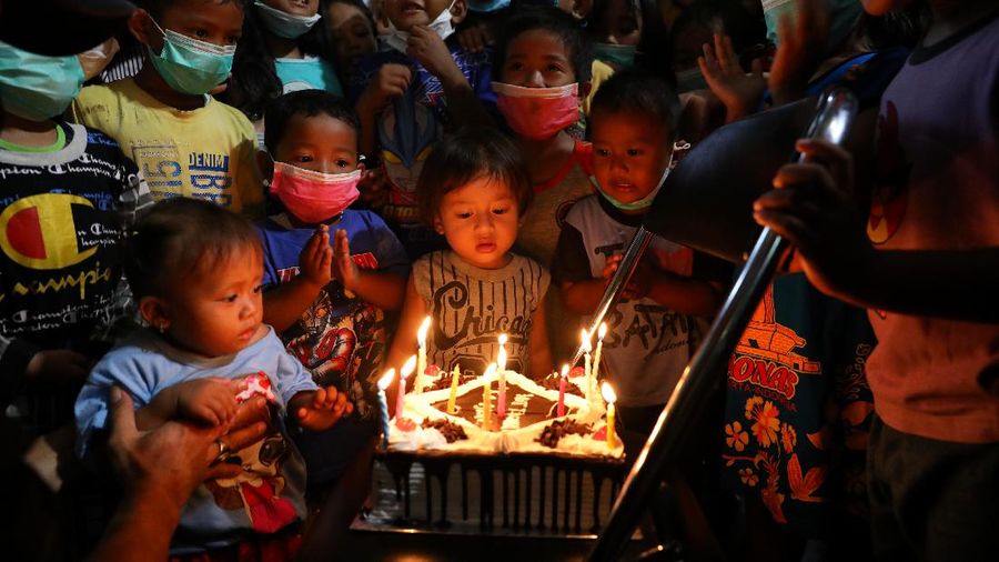 Sejumlah anak pengungsi dari kebakaran kilang Pertamina Balongan Indramayu mewarnai saat berada di tempat pengungsian di Lapangan Futsal GOR Bumi Patra, Indramayu, Jawa Barat, Rabu (31/3/2021). Kegiatan  mewarnai tersebut menjadi salah satu upaya penyembuhan trauma (trauma healing) yang diberikan oleh para relawan agar sejumlah anak-anak tetap ceria saat berada di lokasi pengungsian. (CNBC Indonesia/Andrean Kristianto)