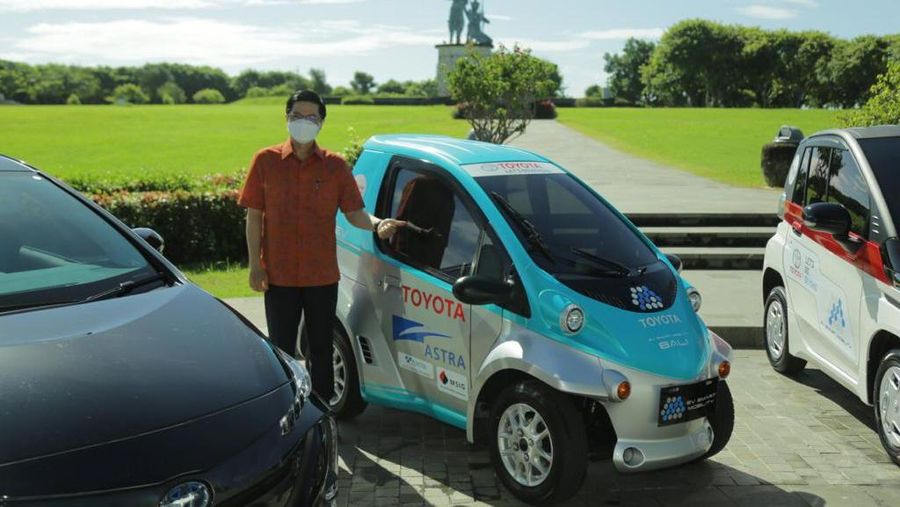 Direktur PT Astra International Tbk dan Wakil Presiden Direktur PT Toyota-Astra Motor Henry Tanoto berfoto diantara mobil listrik berteknologi Battery Electric Vehicle (BEV) dan Plug-in Hybrid Electric Vehicle (PHEV). (Toyota)