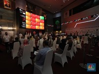 Jokowi Vaksinasi Pelaku Pasar, IHSG Malah Ambles 1% Lebih