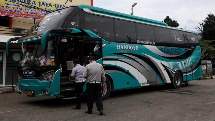 Bus Antar Kota Antar Propinsi di Terminal Lebak Bulus, Jakarta Selatan, Kamis (1/4/2021). (CNBC Indonesia/Andrean Kristianto)