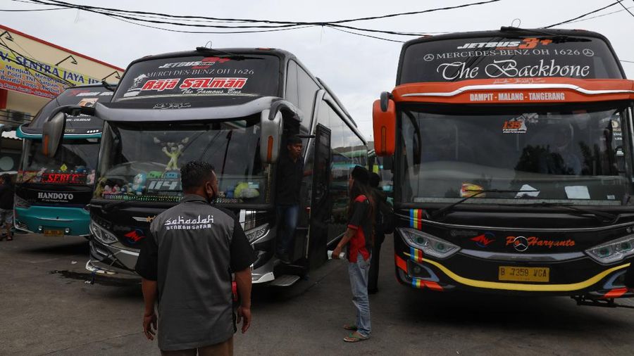 Bus Antar Kota Antar Propinsi di Terminal Lebak Bulus, Jakarta Selatan, Kamis (1/4/2021). (CNBC Indonesia/Andrean Kristianto)