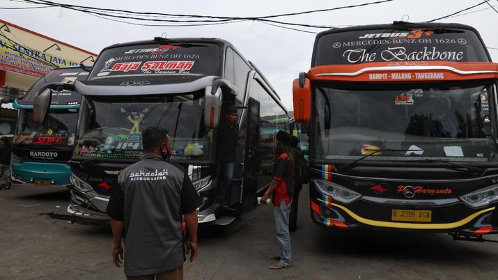 Bus Antar Kota Antar Propinsi di Terminal Lebak Bulus, Jakarta Selatan, Kamis (1/4/2021). (CNBC Indonesia/Andrean Kristianto) Bus Antar Kota Antar Propinsi di Terminal Lebak Bulus, Jakarta Selatan, Kamis (1/4/2021). (CNBC Indonesia/Andrean Kristianto)