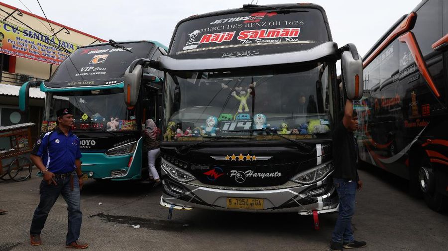 Bus Antar Kota Antar Propinsi di Terminal Lebak Bulus, Jakarta Selatan, Kamis (1/4/2021). (CNBC Indonesia/Andrean Kristianto)