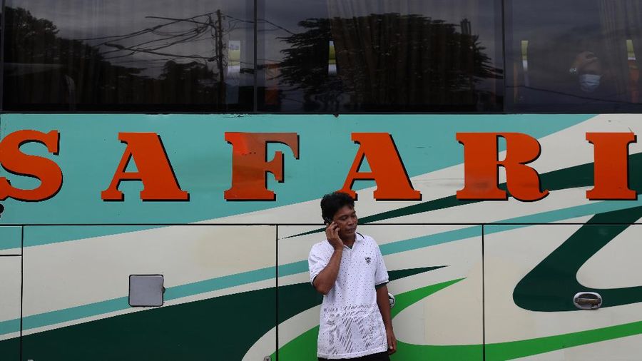 Bus Antar Kota Antar Propinsi di Terminal Lebak Bulus, Jakarta Selatan, Kamis (1/4/2021). (CNBC Indonesia/Andrean Kristianto)