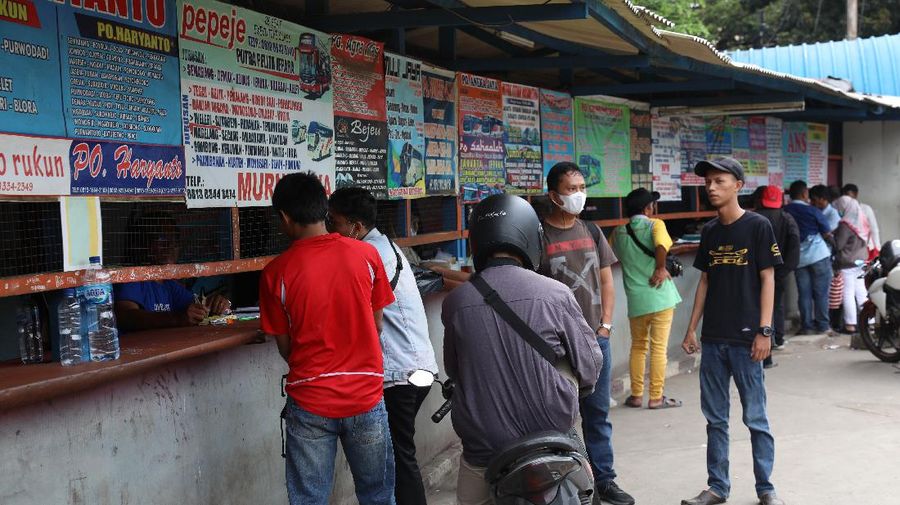 Bus Antar Kota Antar Propinsi di Terminal Lebak Bulus, Jakarta Selatan, Kamis (1/4/2021). (CNBC Indonesia/Andrean Kristianto)