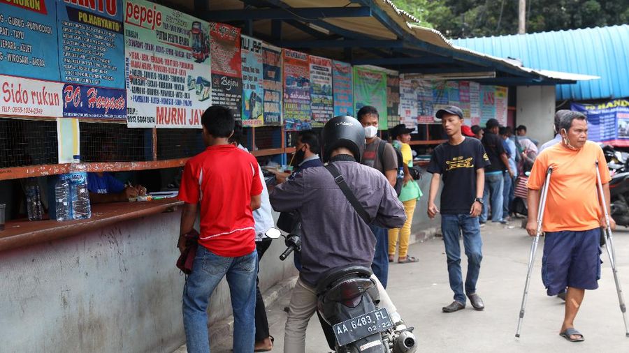 Bus Antar Kota Antar Propinsi di Terminal Lebak Bulus, Jakarta Selatan, Kamis (1/4/2021). (CNBC Indonesia/Andrean Kristianto)