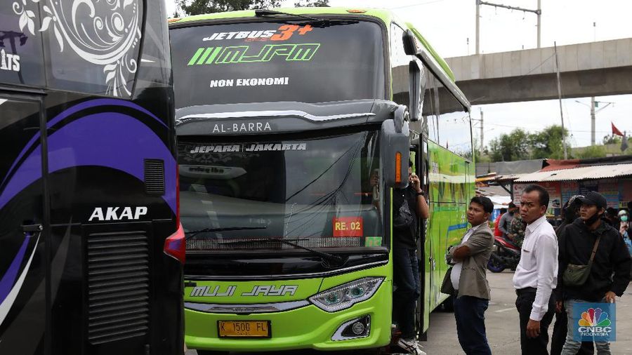 Bus Antar Kota Antar Propinsi di Terminal Lebak Bulus, Jakarta Selatan, Kamis (1/4/2021). (CNBC Indonesia/Andrean Kristianto)