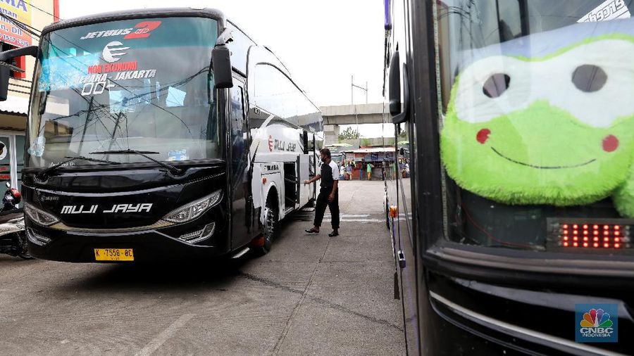 Bus Antar Kota Antar Propinsi di Terminal Lebak Bulus, Jakarta Selatan, Kamis (1/4/2021). (վ/Andrean Kristianto)