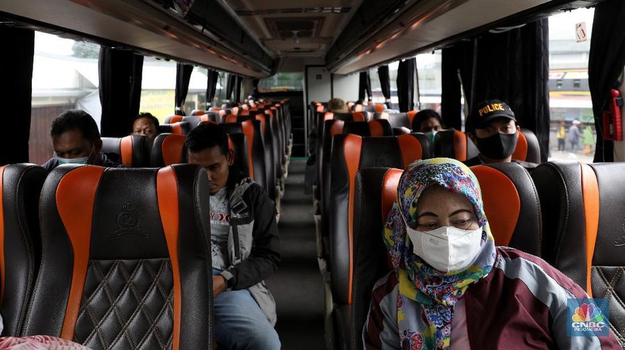 Bus Antar Kota Antar Propinsi di Terminal Lebak Bulus, Jakarta Selatan, Kamis (1/4/2021). (CNBC Indonesia/Andrean Kristianto)
