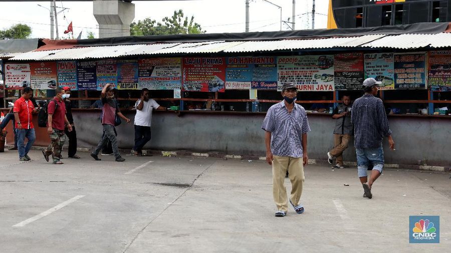 Bus Antar Kota Antar Propinsi di Terminal Lebak Bulus, Jakarta Selatan, Kamis (1/4/2021). (CNBC Indonesia/Andrean Kristianto)