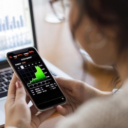 IHSG Ambruk & Masih Ada Sisa THR, Saatnya Borong Saham?