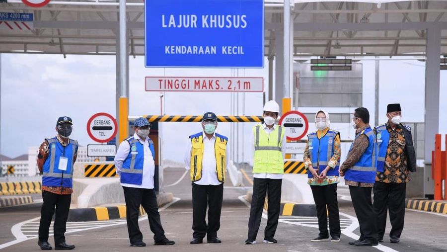 Presiden Joko Widodo (Jokowi) meresmikan pengoperasian Jalan Tol  Serpong-Cinere Seksi I Ruas Serpong-Pamulang pada Kamis (1/4). Tol itu dibangun sepanjang 6,5 kilometer (km). (Lukas - Biro Pers Sekretariat Presiden)