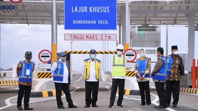 Presiden Joko Widodo (Jokowi) meresmikan pengoperasian Jalan Tol Serpong-Cinere Seksi I Ruas Serpong-Pamulang pada Kamis (1/4). Tol itu dibangun sepanjang 6,5 kilometer (km). (Lukas - Biro Pers Sekretariat Presiden) Presiden Joko Widodo (Jokowi) meresmikan pengoperasian Jalan Tol Serpong-Cinere Seksi I Ruas Serpong-Pamulang pada Kamis (1/4). Tol itu dibangun sepanjang 6,5 kilometer (km). (Lukas - Biro Pers Sekretariat Presiden)
