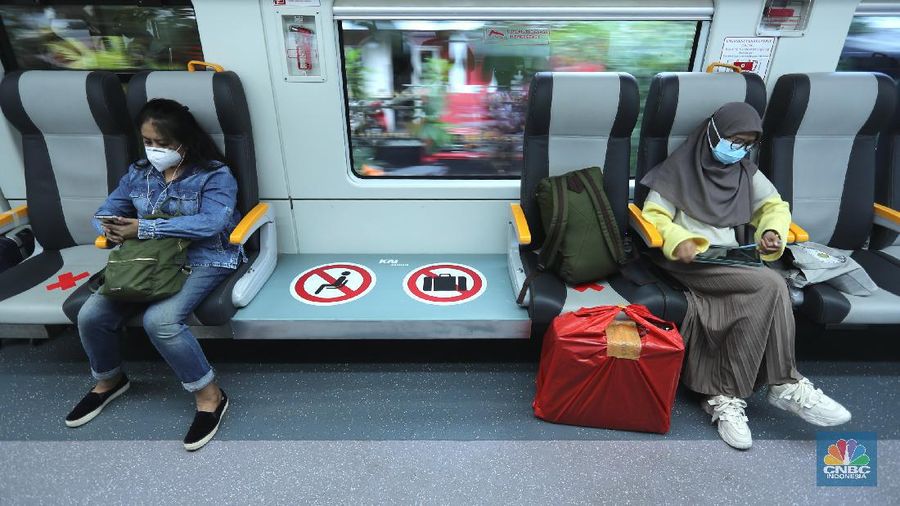 PT Railink meluncurkan Kereta Api (KA) Bandara Premium dari dan ke Bandara Internasional Soekarno-Hatta (Soetta) dengan tarif murah, Jakarta, Kamis (1/4/2021). KA Bandara dibandrol mulai dari Rp 5 ribu per penumpang. (CNBC Indonesia/Tri Susilo)